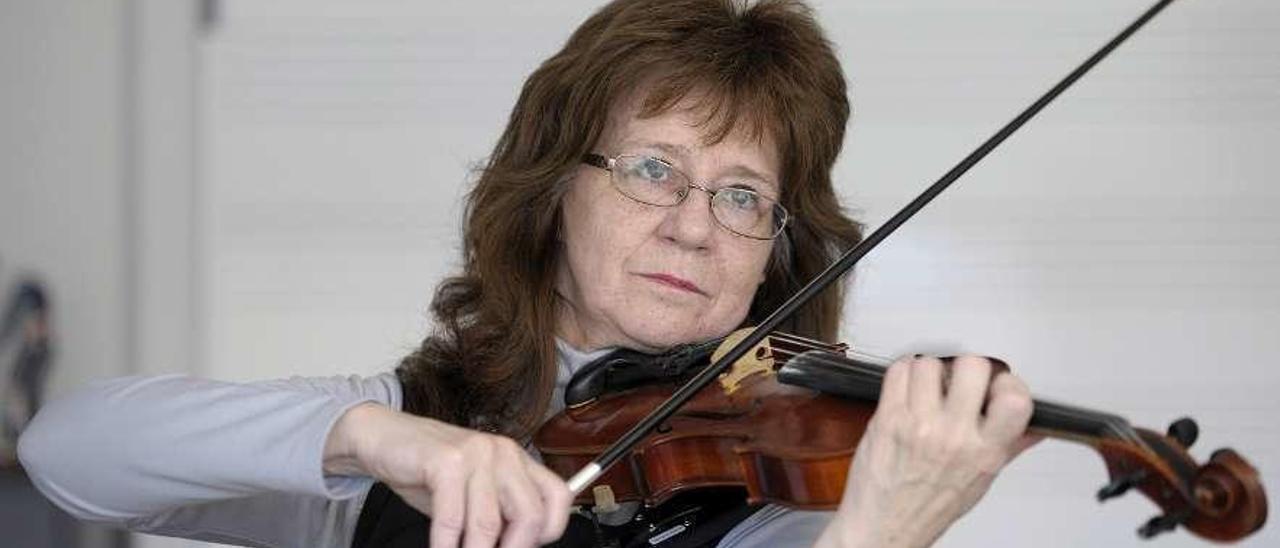 La profesora Inara Vecbastika toca el violín, ayer, en el Conservatorio de Lalín. // Bernabé/Javier Lalín