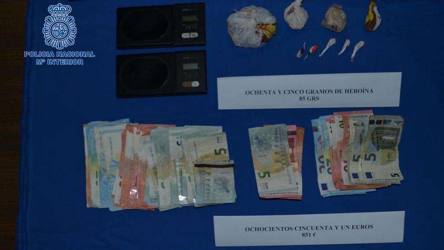 Droga y dinero intervenida al arrestado.