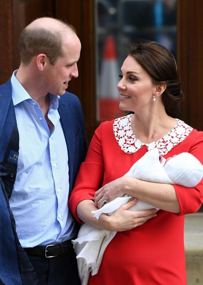 Los duques de Cambridge presentan a su nuevo hijo