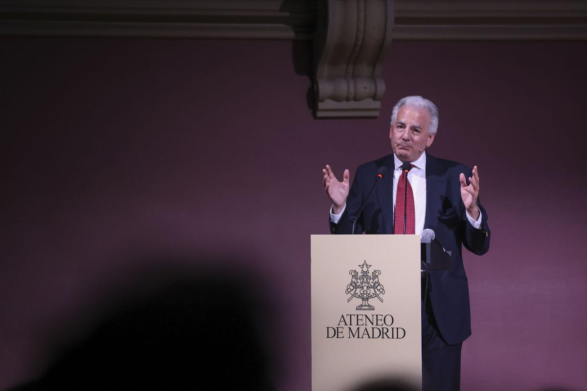 Álvaro Vargas Llosa, hijo del escritor peruano Mario Vargas Llosa, pronuncia un discurso en el Ateneo un año después de la muerte de su padre