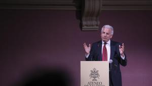 MADRID, 13/04/2026.- Álvaro Vargas Llosa, hijo del escritor peruano Mario Vargas Llosa, pronuncia un discurso tras recoger este lunes la Medalla Internacional de las Artes de la Comunidad concedida a su padre a título póstumo. EFE/Víctor Lerena