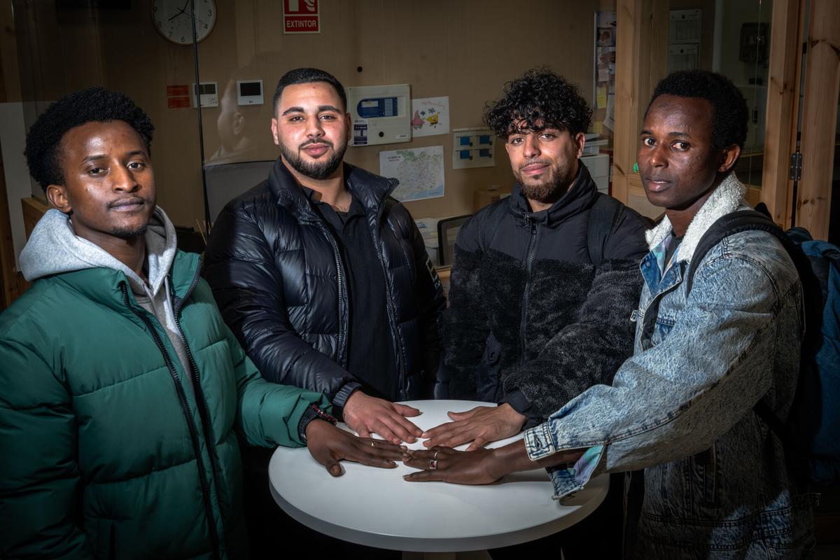 Barcelona 20/03/2025 Sociedad. Entrevista a jovenes migrantes extutelados que viviron en la calle atendidos por el servicio de educadores de la calle de menores migrantes. Achrad ElBoudarti / Ibrahim Bah / Bilal Sighaoui/ Souleyman Socul. AUTOR: MANU MITRU