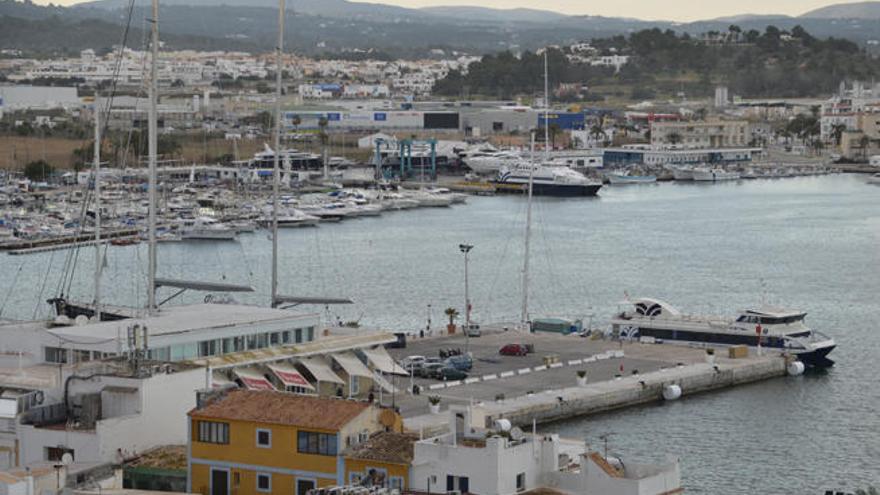Sobre el Martillo se levanta ahora la vieja estación marítima de Ibiza.