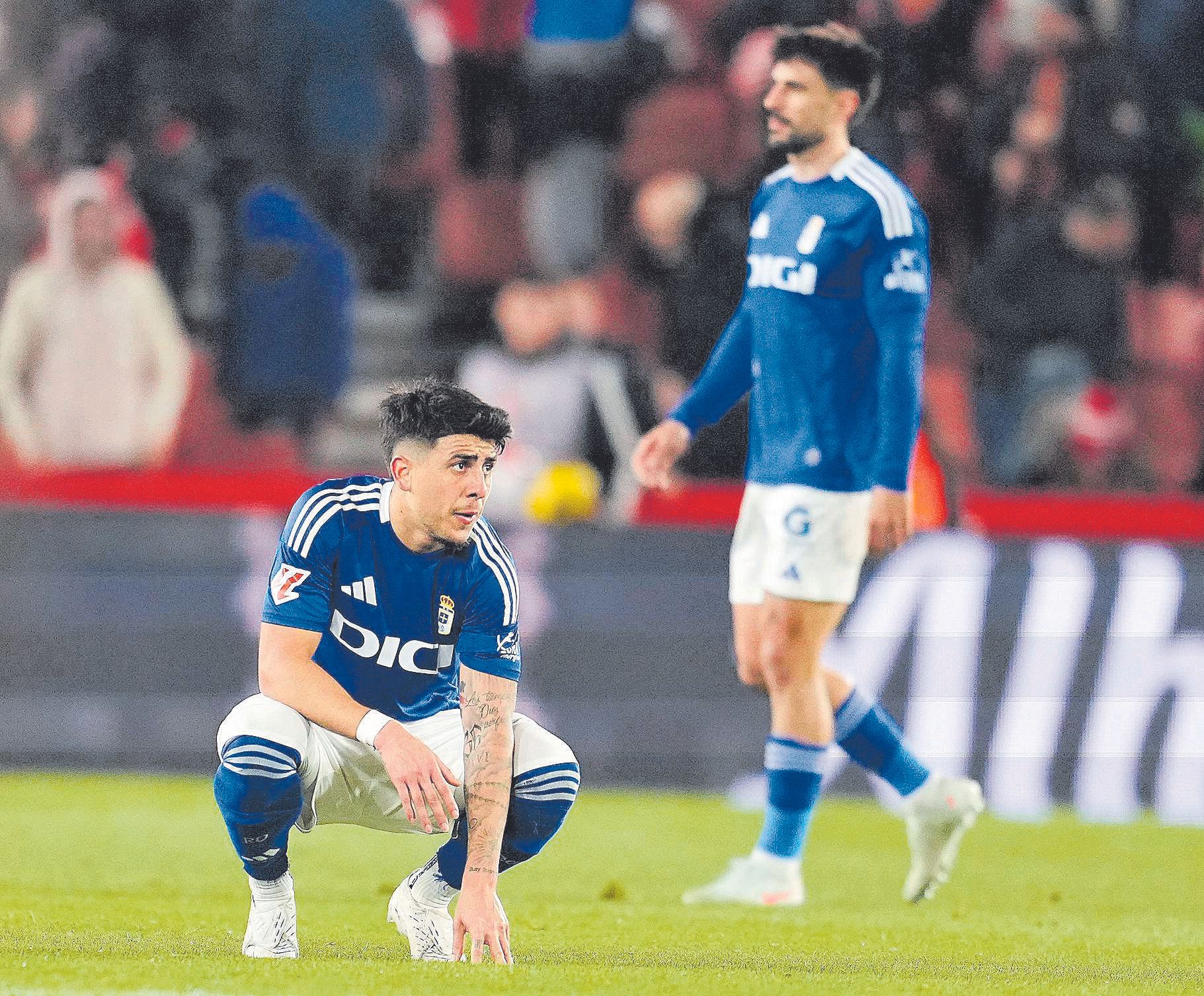 Colombatto, agachado, y David Costas, tras el gol del Granada. 22-03 Granada CF-Real Oviedo correspondiente a la jornada 32 de la Liga Smartbank (Segunda División) disputado en el Estadio Nuevo los Carmenes. En la imagen