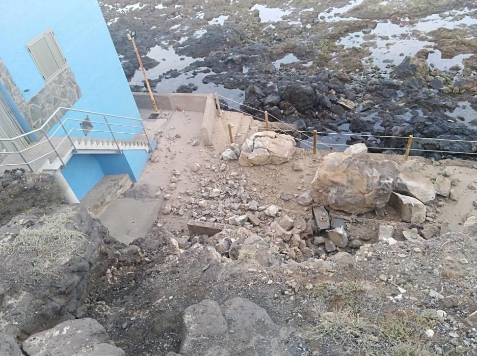 Cae una ladera junto a la playa del Agujero, en Gáldar