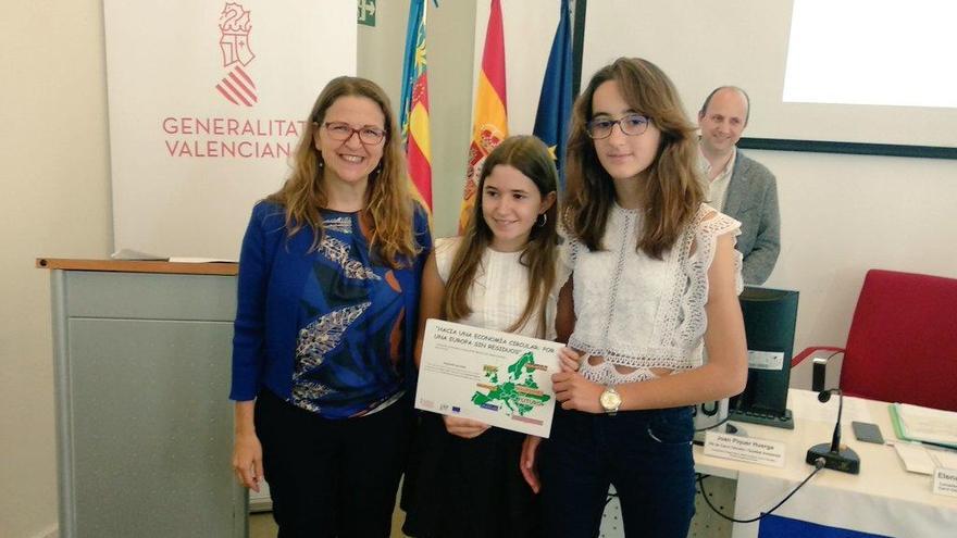 La conselleria premia a dos alumnas del colegio de Alfarrasí por un trabajo sobre reciclaje