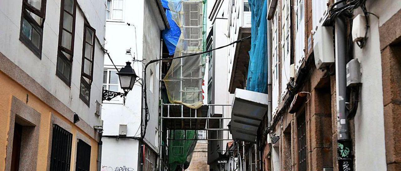 Edificio en rehabilitación en la ciudad vieja de A Coruña.