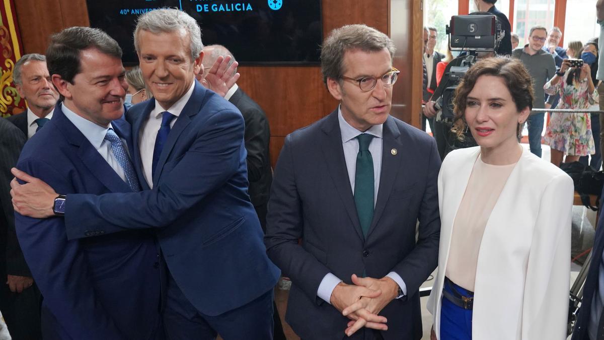 (I-D) El presidente de la Junta de Castilla y León, Alfonso Fernández Mañueco; el hasta ahora vicepresidente primero de la Xunta de Galicia, Alfonso Rueda; el presidente del Partido Popular nacional, Alberto Núñez Feijóo; la presidenta de la Comunidad de Madrid; Isabel Díaz Ayuso; y el presidente de la Región de Murcia, López Miras; durante la toma de posesión como presidente de Rueda, en el Parlamento de Galicia, en el Pazo do Hórreo, a 14 de mayo de 2022, en Pontevedra, Galicia, (España). Alfonso Rueda, del Partido Popular, es el sexto presidente autonómico gallego. Releva a Núñez Feijóo a mitad de la XI Legislatura, después de que éste presentase su renuncia para liderar el PP nacional . 14 MAYO 2022;PP;PP GALLEGO;PPGALICIA;JUNTA; Álvaro Ballesteros / Europa Press 14/05/2022