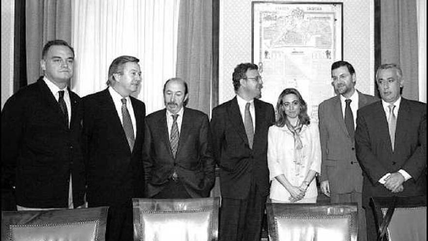 Esteban González Pons, Luis de Grandes, Rubalcaba, Caldera, Chacón, Rajoy y Arenas, en una foto de archivo.