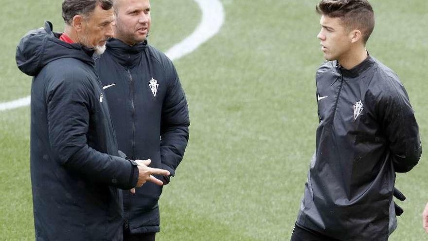 Javi López y José Alberto charlan con Nacho Méndez antes de iniciar la sesión de ayer en El Molinón.