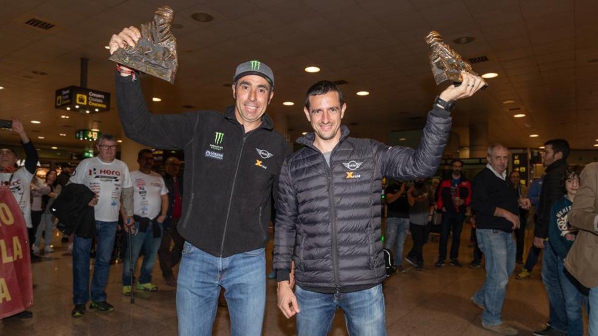 Nani Roma y Àlex Haro luciendo el trofeo en el aeropuerto de El Prat