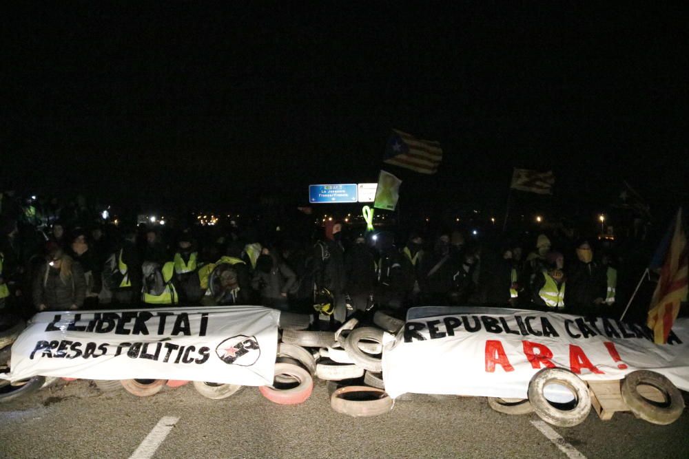 Centenars de persones tallen l'AP-7 a Figueres "per la República"