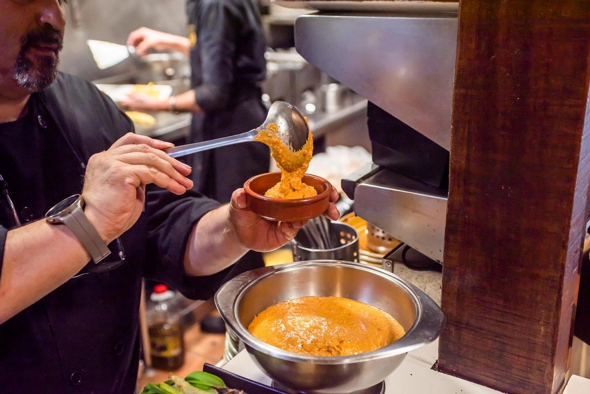 La salsa es un elemento fundamental en las 'calçotades'