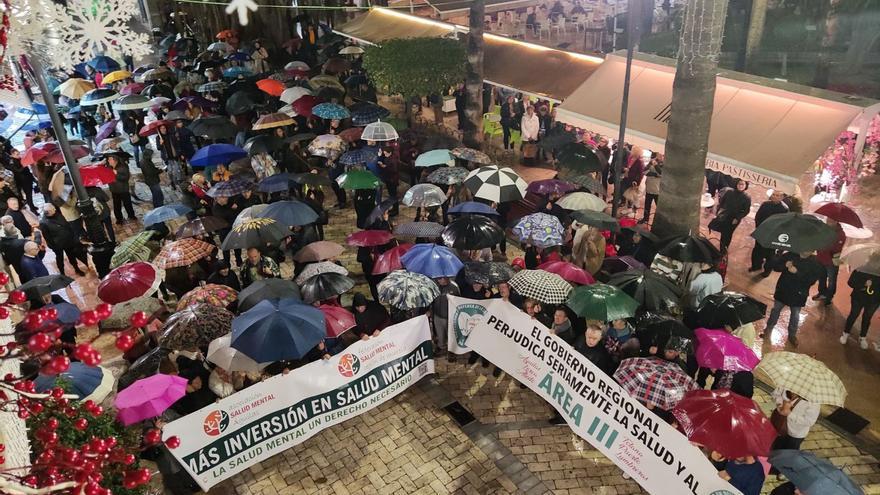 Los asistentes a la manifestación se concentraron frente al Ayuntamiento de Águilas, este viernes por la tarde. | JAIME ZARAGOZA