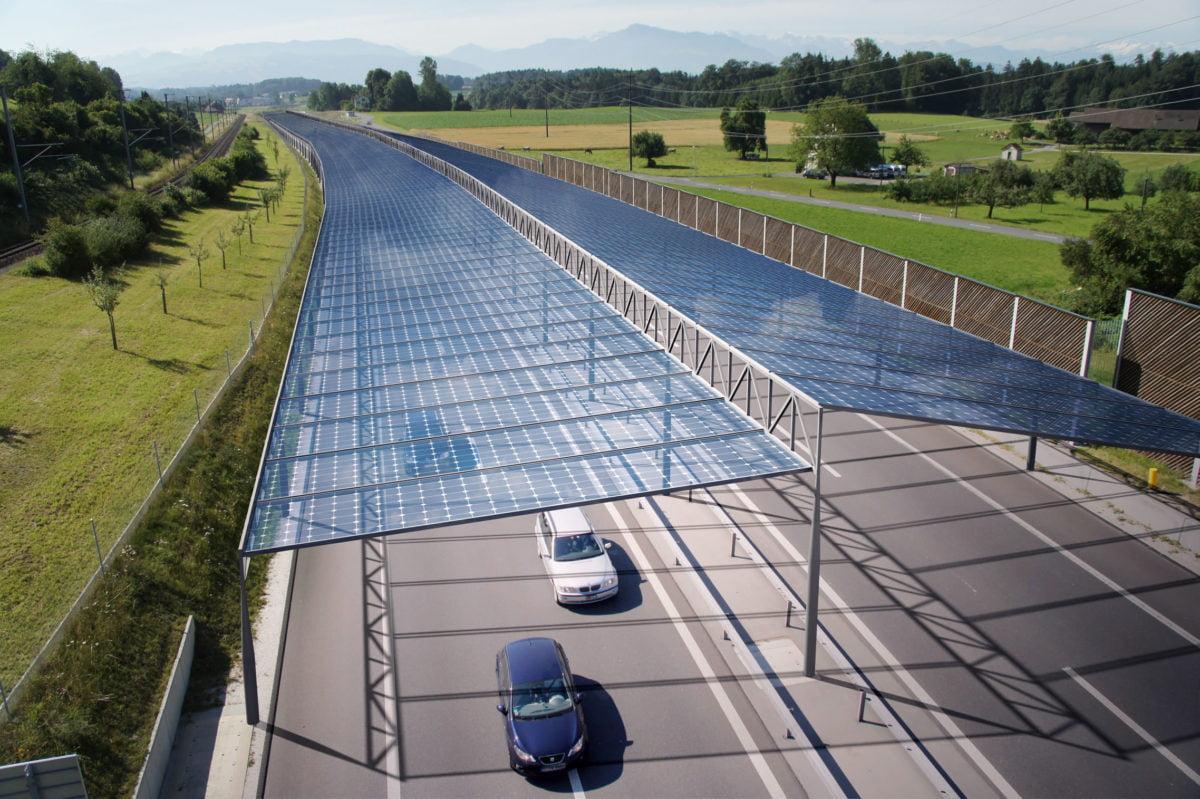 Recreación de un proyecto de planta solar sobre una autopista
