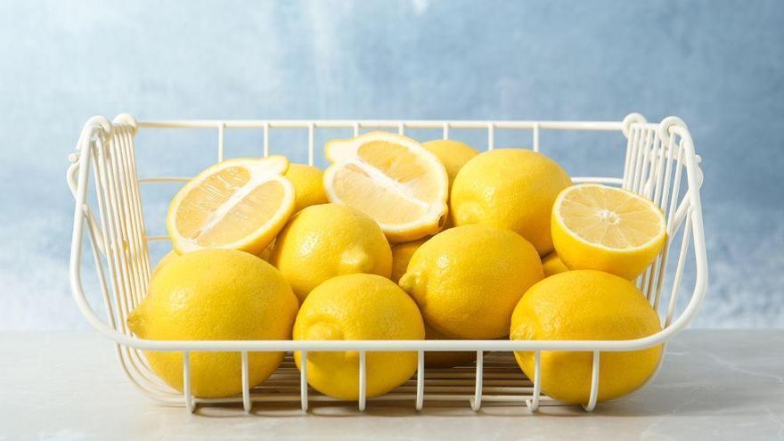 inciden: por qué no hay que guardar los limones sin protección en la nevera (y dónde ponerlos)