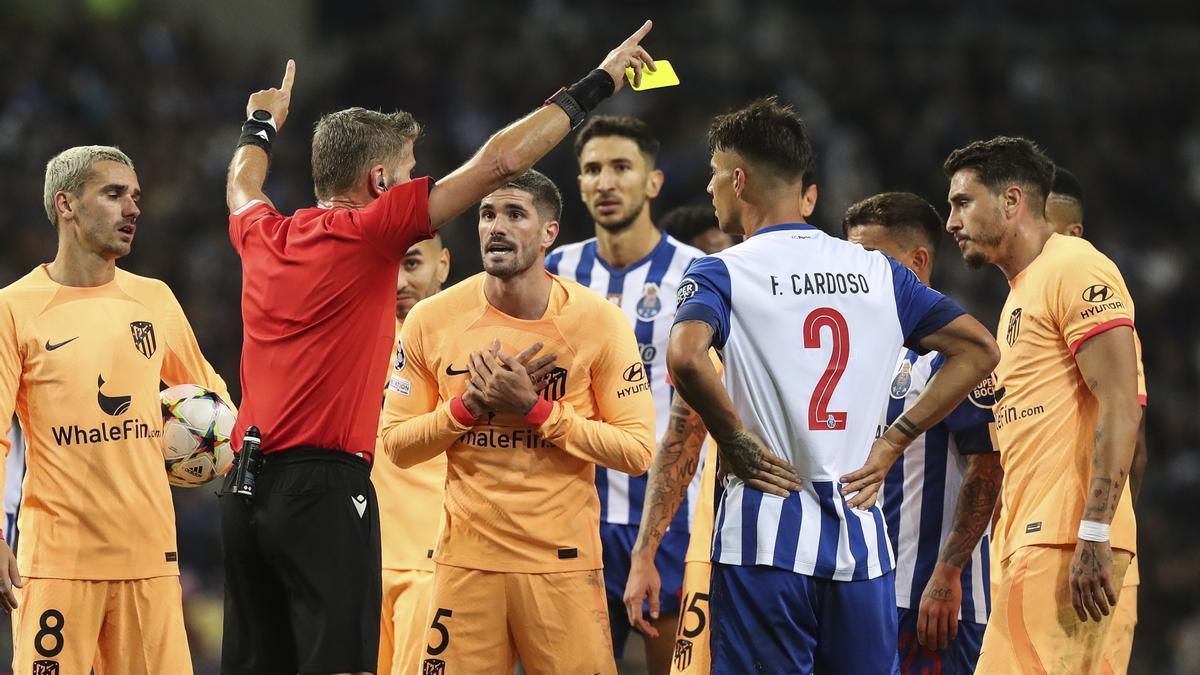 Los jugadores del Atlético protestan al árbitro tras el gol anulado a los colchoneros.