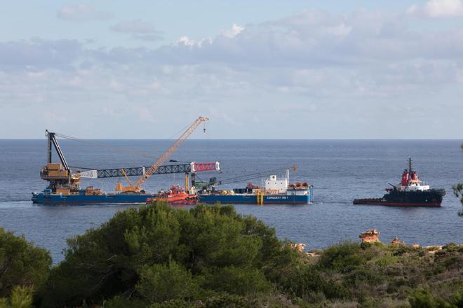 Llega la pontona que se encargará del reflote de la embarción.