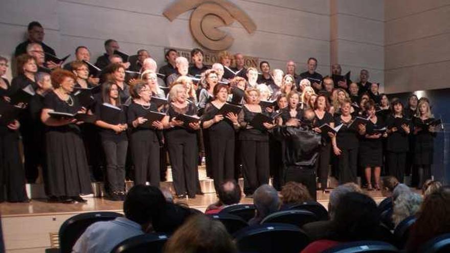 Un momento de la actuación de los coros, bajo la dirección de Juan Luis Vázquez. A la derecha, la soprano Ascensión Padilla con Shlomo Rodríguez.