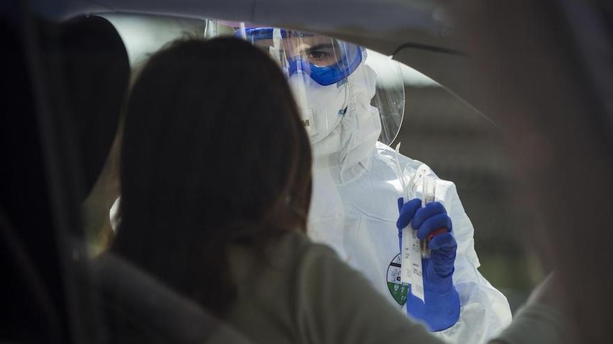 Una profesional sanitaria recoge muestras esta semana en Sevilla.