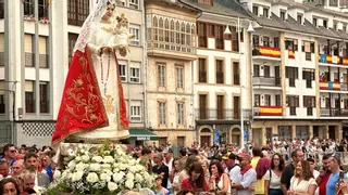 La virgen del Rosario sale a 'salear' en Luarca y miles de personas la acompañan