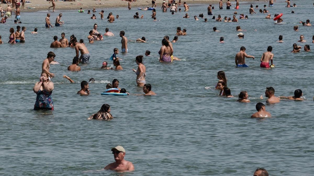 Malagueños hoy en la playa para combatir el calor.