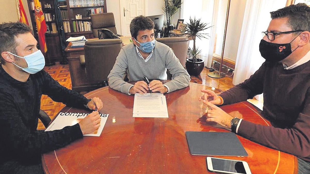 Gerard Fullana, Carlos Mazón and Javier Gutiérrez formalizing the budget pact yesterday. Gerard Fullana, Carlos Mazón and Javier Gutiérrez formalizing the budget pact yesterday.