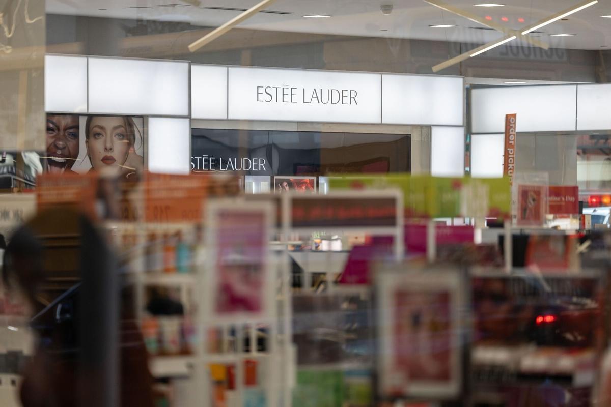 Estée Lauder va a la conquesta de Puig en plena operació ‘Bellesa Reinventada’: retallarà costos en 1.386 milions d’euros i ajustarà un 11,3% de la plantilla