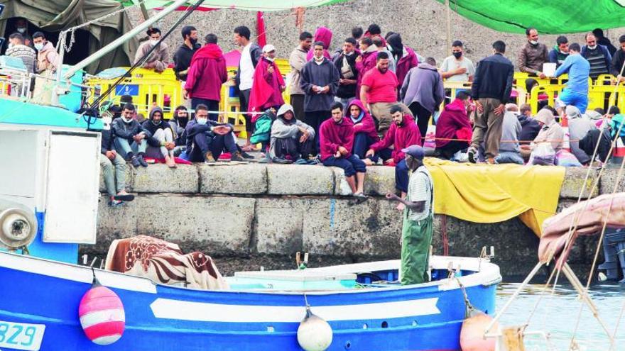 Imagen de migrantes 
hacinados en las carpas de 
Cruz Roja.   | // EFE