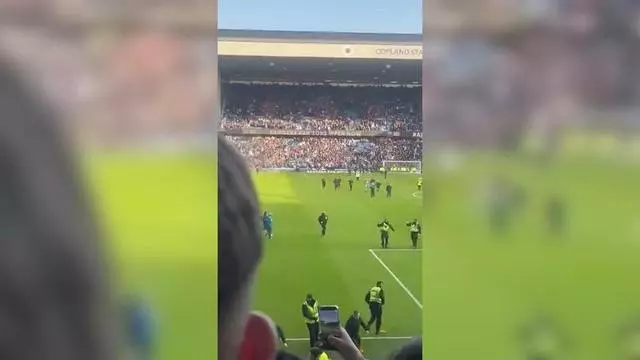 ¡Agresiones y invasión de campo en el Rangers - Celtic!