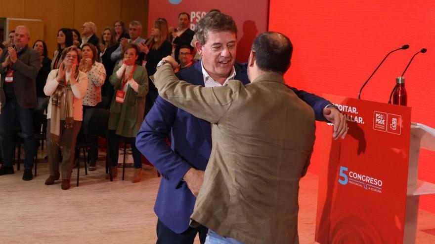 Besteiro abraza a Fernández en la clausura del Congreso Provincial del PSdeG de A Coruña. | | PSDEG / E. P.