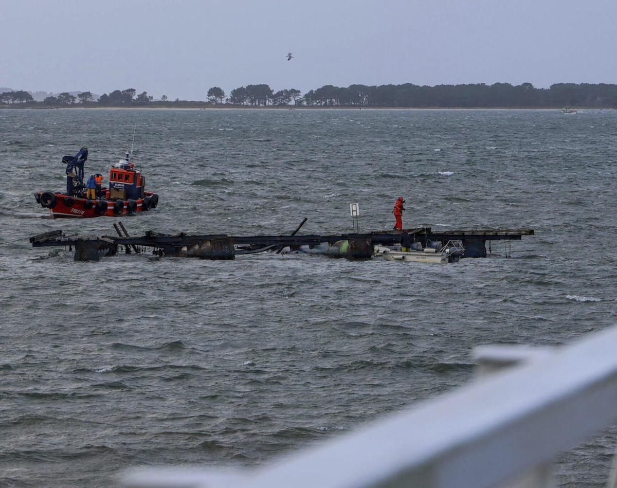 Una batea destrozada por los temporales. | IÑAKI ABELLA
