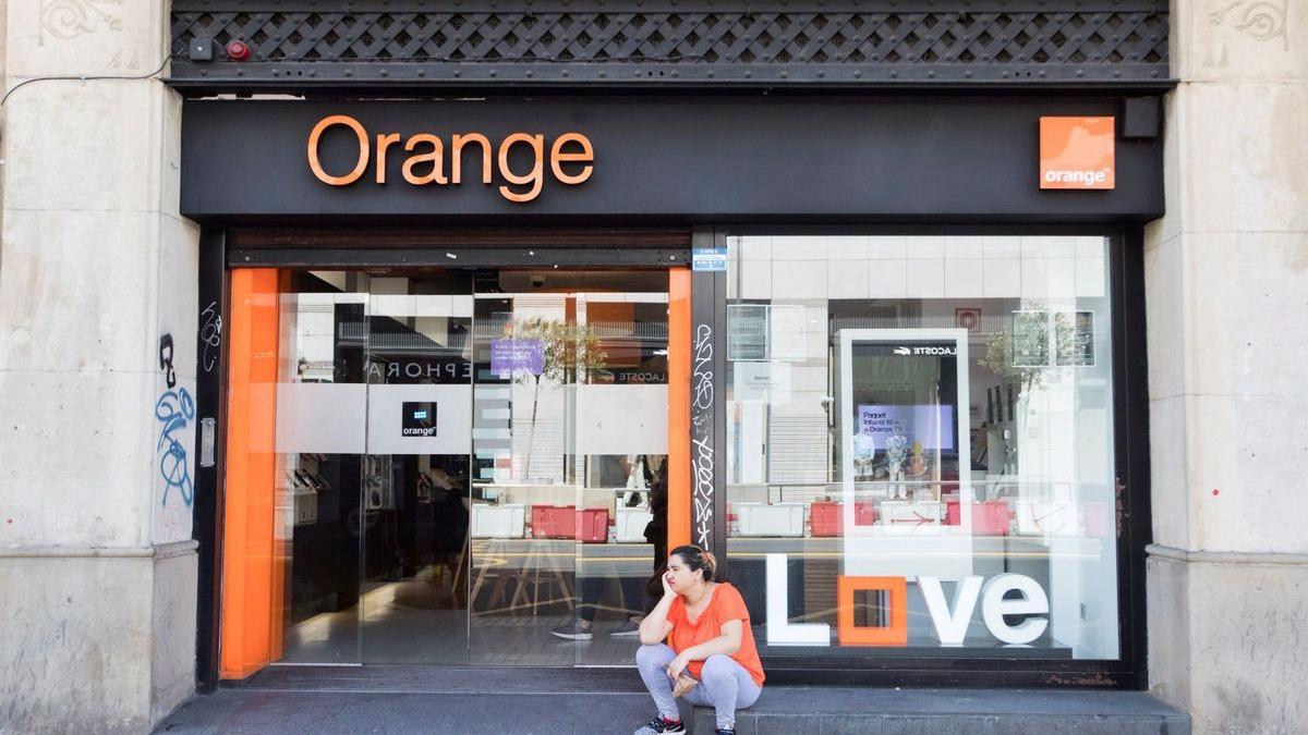 Una clienta espera su turno en una tienda de telefonía en el centro de Barcelona, en una imagen de archivo.