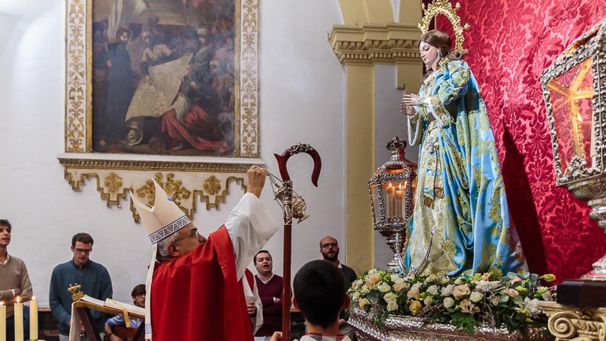 La Virgen del Rocío se viste para la Inmaculada Concepción