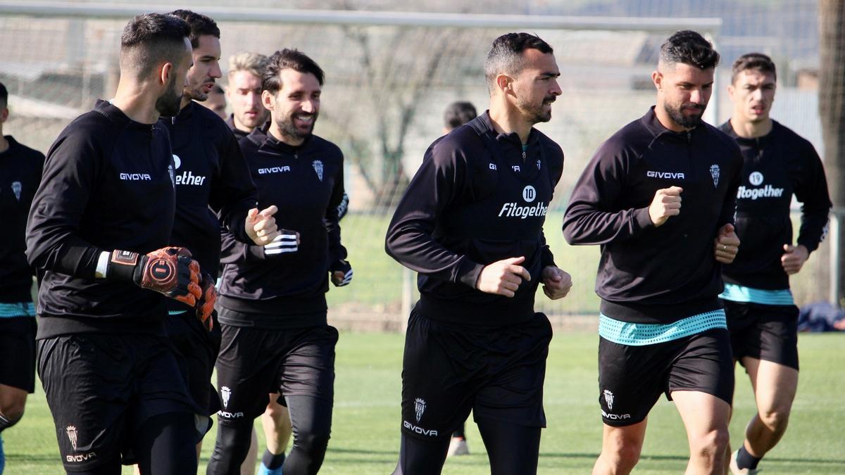 Los jugadores del Córdoba CF realizan carrera continua en el entreno de este lunes.