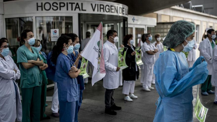 Personal sanitario, con bata o casaca y pantalón, durante una protesta a las puertas del hospital Virgen de la Concha