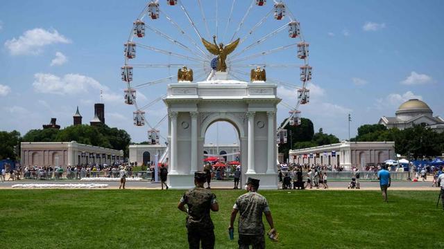 El projecte d’arc del triomf de Trump, ahir, a Washington. | KENT NISHIMURA / AFP