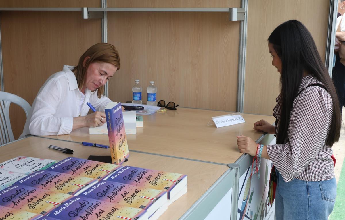 La Fira del Llibre desafía al mal tiempo y celebra un sábado de máxima afluencia La Fira del Llibre desafía al mal tiempo y celebra un sábado de máxima afluencia