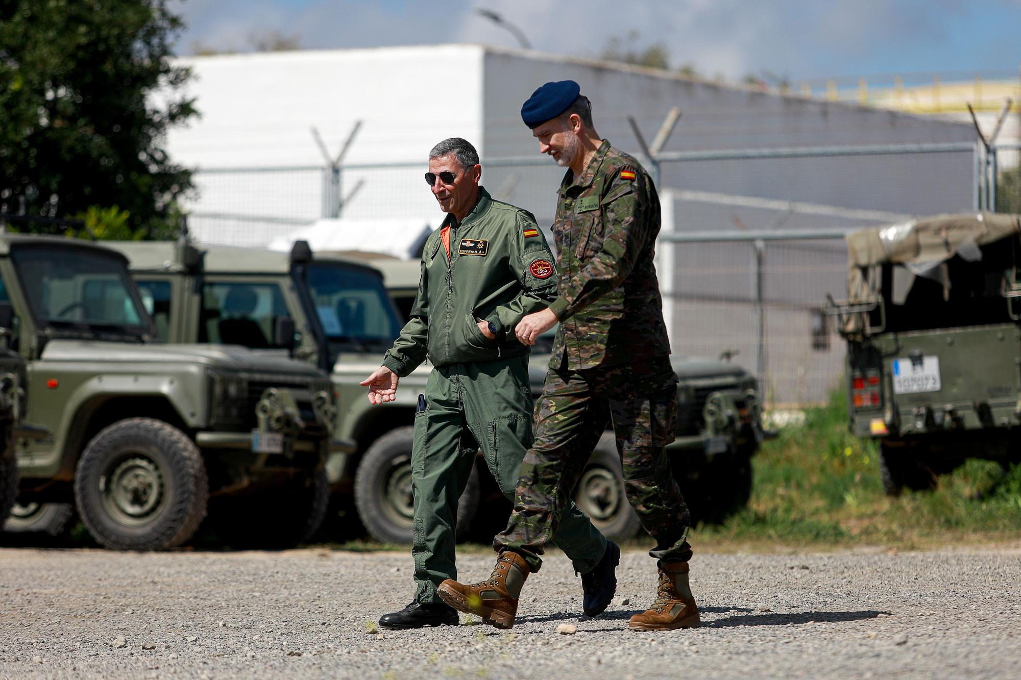 Mira aquí todas las fotos de la visita del Rey Felipe VI a las maniobras militares de Ibiza