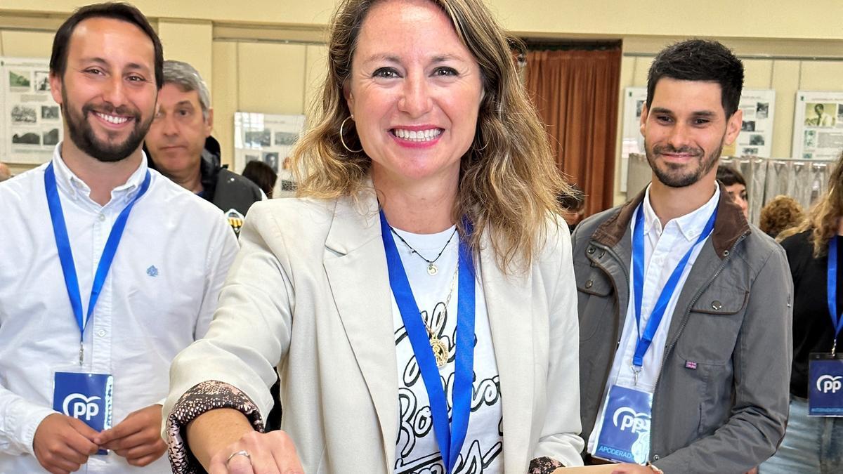 La futura alcaldesa de Castelló, Begoña Carrasco, votando el día de las elecciones junto a Toledo y Ramírez.