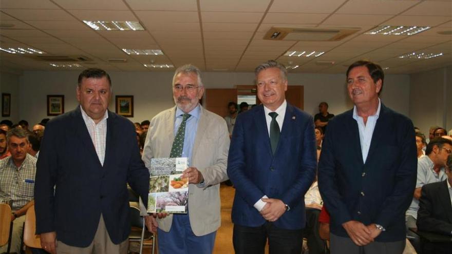 Más de 200 agricultores abordan en Córdoba el futuro del cultivo del almendro