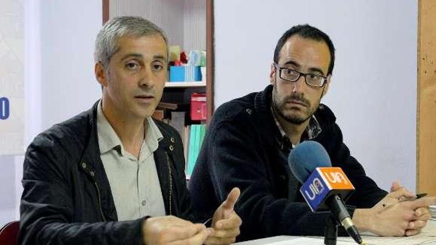 Pedro Pereira y Manuel Sánchez, ayer, en la sede local del BNG de Porriño. // Cristina Atanes (P. Digital)