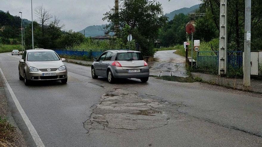 Estado del firme de la carretera de Turón a la altura de Peñule.