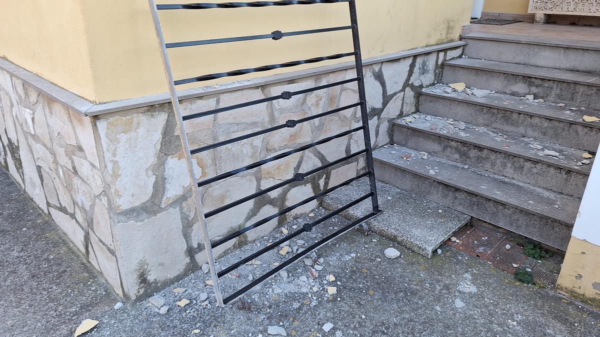 Los ladrones arrancaron una reja de cuajo en uno de los masets asaltados.