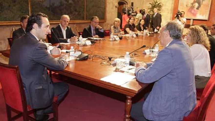 Govern y hoteleros apuestan por las conexiones internacionales