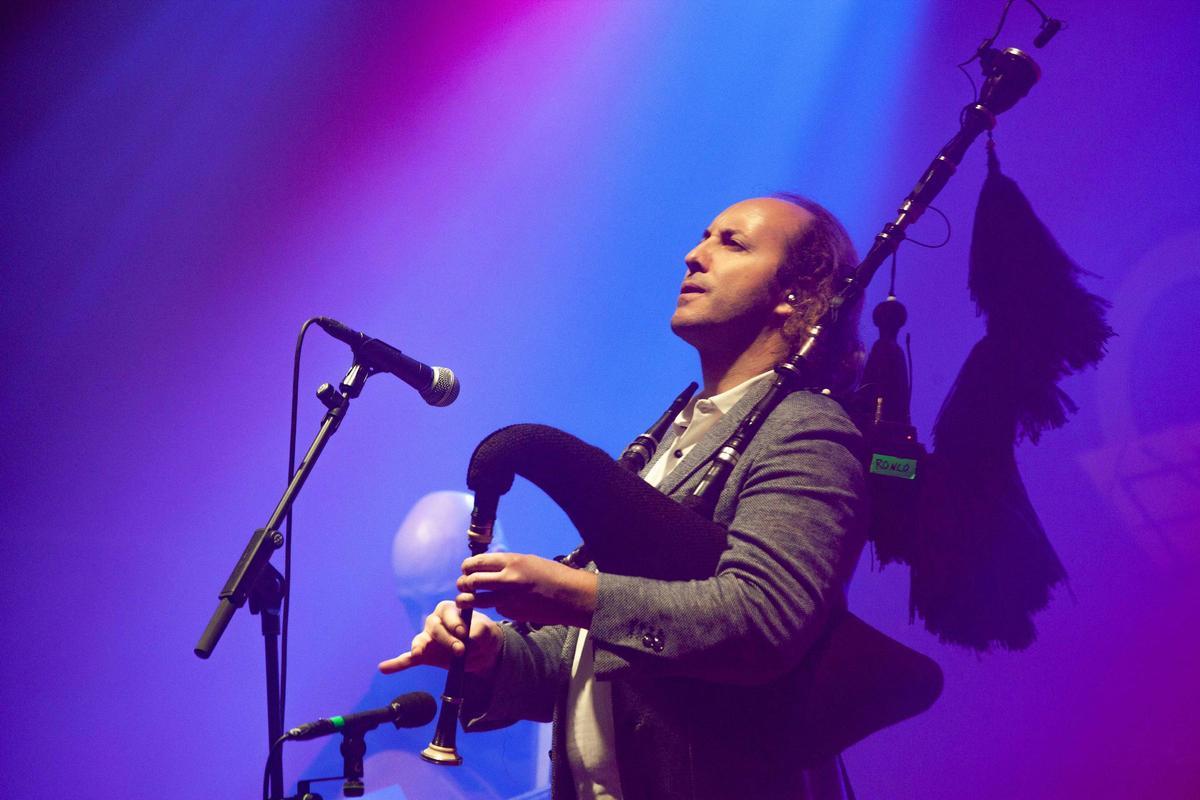 Óscar Ibáñez con su gaita en un concierto