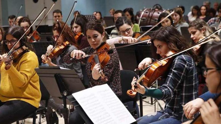 Ensayo general de la Vigo 430, el coro Gli Appassionati y los solistas que hoy interpretan la &quot;Novena sinfonía&quot; de Beethoven. // Ricardo Grobas