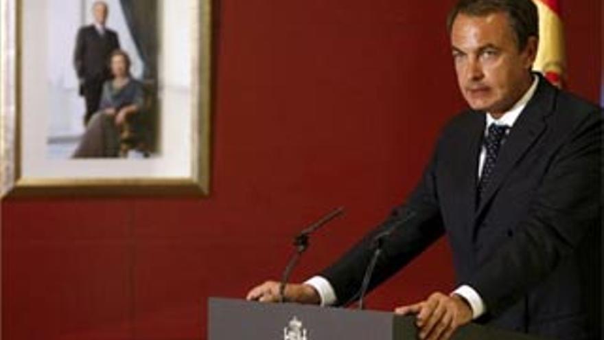 Zapatero se zafa de la oposición pero teme un otoño caliente