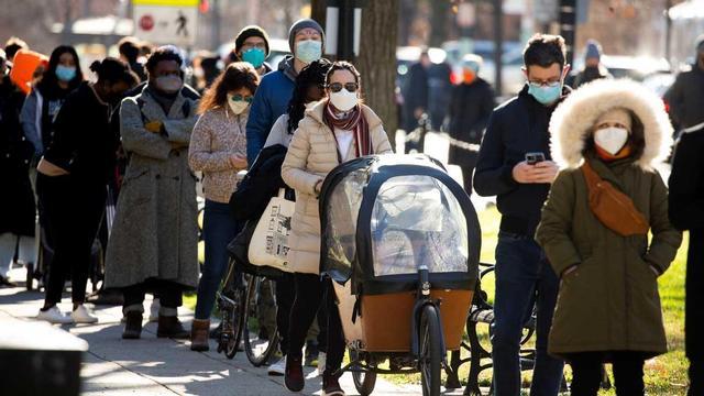 Largas colas para vacunarse contra el covid-19 en Washington, ante el avance de la variante Ómicron