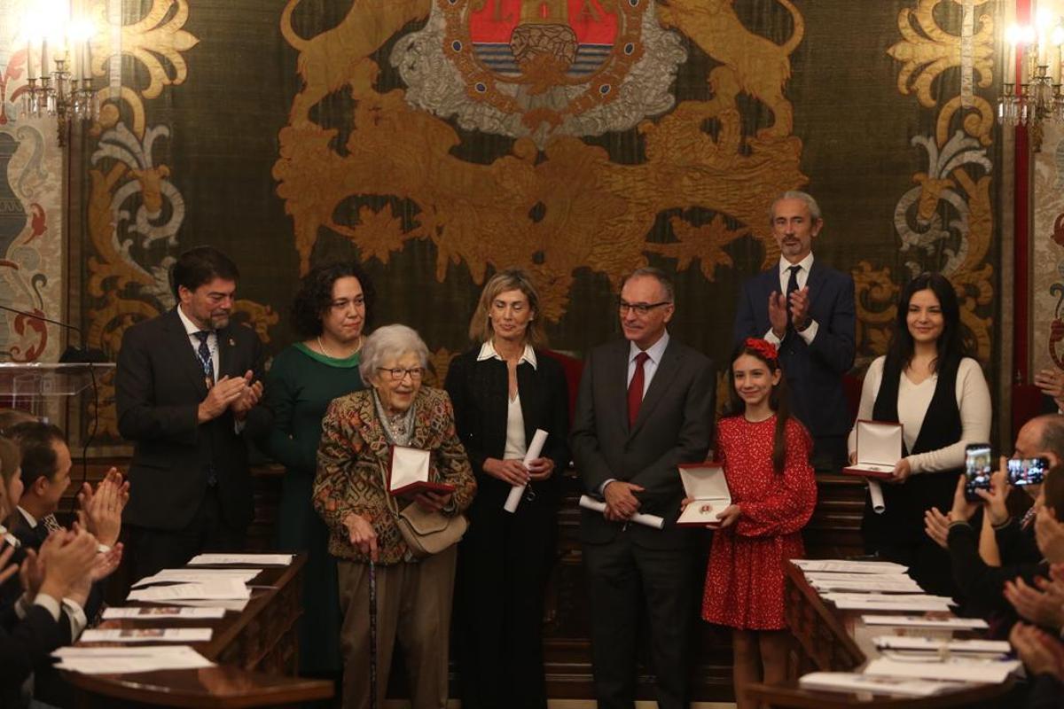 Representantes de la ciudadanía reciben la medalla al pueblo de Alicante.